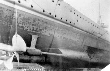 Повреждения линкора «Шарнгорст» от торпеды эсминца «Акаста»